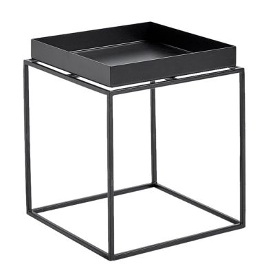 Schwarzer Hay Tray Table S Beistelltisch mit quadratischer Tischplatte und minimalistischem Metallgestell.